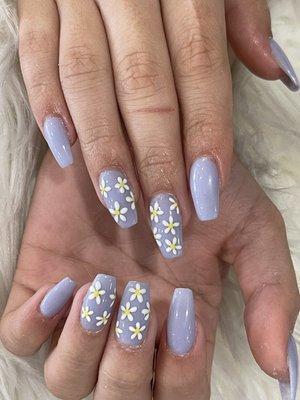 Nails and daisy flowers design