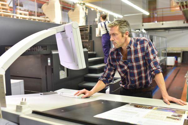 A Catdi Printing - Pressman overlooking a print job