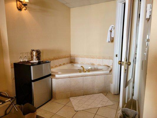 Lovely jacuzzi tub and a nice fridge.