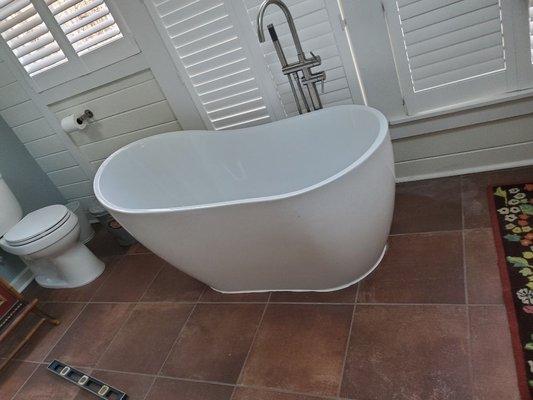 Freestanding tub