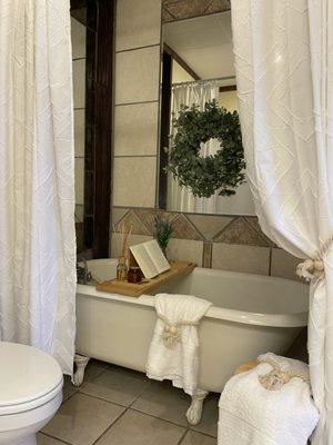 This master bath definitely needed some TLC so I staged it with lots of love