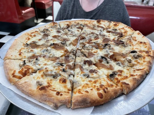 Onion mushroom pizza.