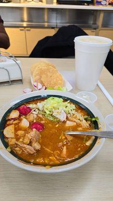 Pozole con una agua de piña.