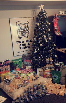 Another successful Movers for Mutts donation drive for 2017! All items were donated to local animal shelters/rescues.