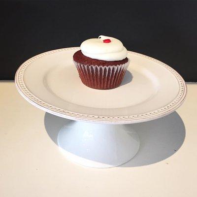 This cupcake looks even more delicious on top of our Rhone cake stand!