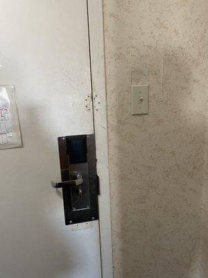 No deadbolt on the door