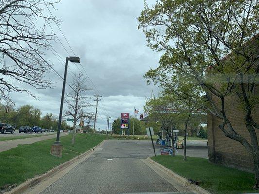 Strategic busy stop light on Sunday early afternoon