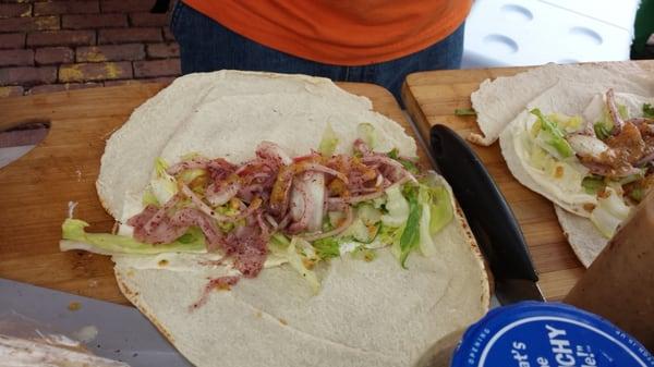 Base of garlic sauce, chopped lettuce, onion, tomato on thin pita