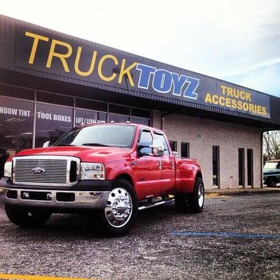 2 Wheel Drive Ford with 2005 front conversion and leveling kit clearing 22.5" Alcoa chrome wheels