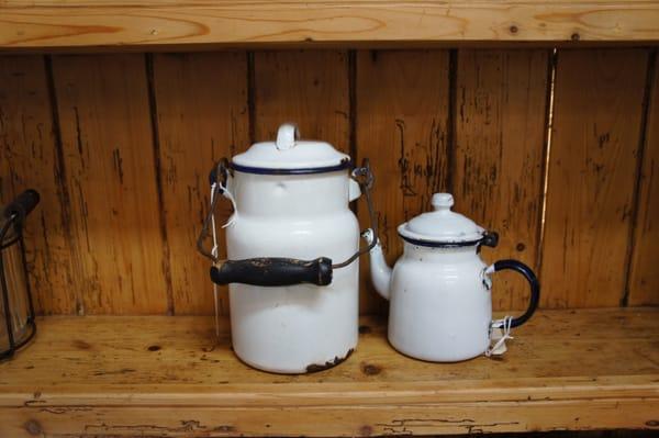 Love this old enamel ware. Perfectly farmhouse chic.