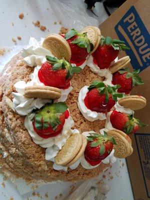 Strawberry crunch cake