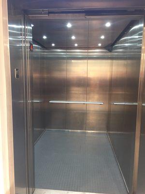 H&M Fayette Mall elevator