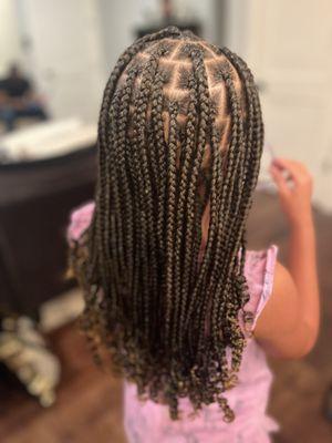 S/Medium knotless Box braids