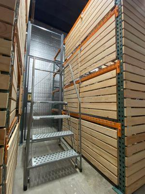 Rolling platform ladder to make overhead lockers easy to access