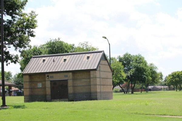 Willow Creek Park Restrooms. Photo by Happy Tails Pet Pal, LLC.