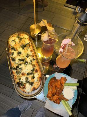 White pizza, hot wings, left - Mariposa mocktail, right - La vie en rose mocktail.