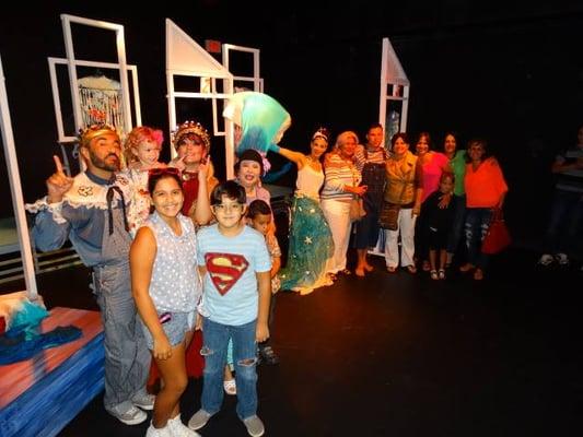 El público en la sala Artefactus, disfrutando de la obra "El príncipe y el mar".