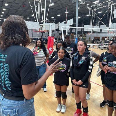 Day 2 of Starlings Nationals in CA. The girls got some words of wisdom from Starlings Co-founder and 2x Olympian Kim Oden before playing!