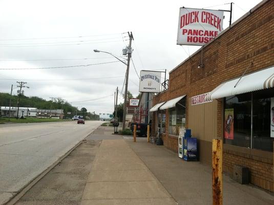 Street View of attached restaurant. A small window, now boarded, exchanged food and booze between the establishments.