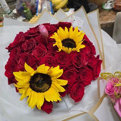 Ramo buchon with sunflowers