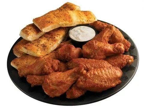 Buffalo Chicken Wings and Cajun Howie Bread