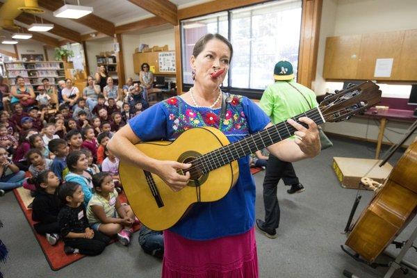 Stories of Song & Dance for Children: Aquí-les va un Cuento / The Treasure of Aquiles