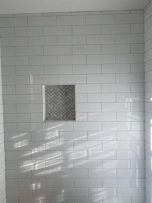 Subway tile colocado em uma bathtub