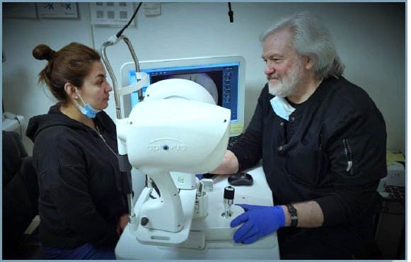 Dr. Daniels performing  advanced retinal imaging to evaluate for eye disease