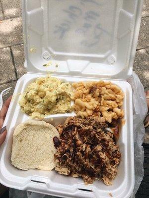 pulled pork with max&cheese and potato salad