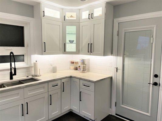 The white and gray color scheme really brightens up this kitchen.