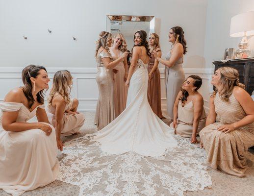 Bridesmaids in Bridal Suite | 4th Henry Productions