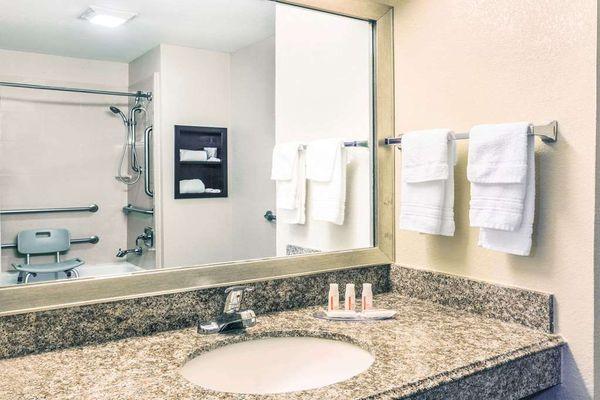 Guest room bath