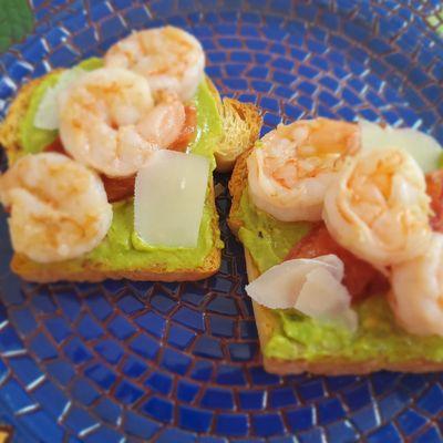 Avocado shrimp toast