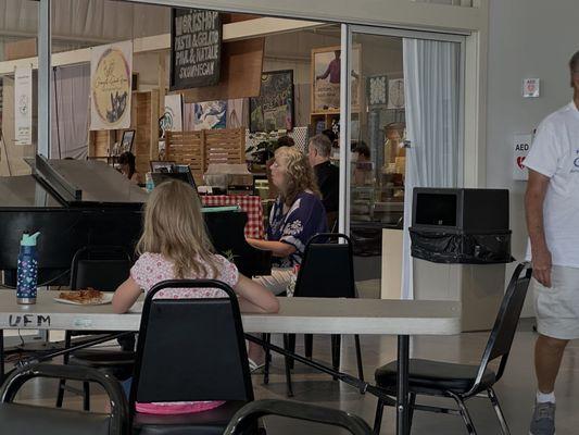 Live music during lunch.