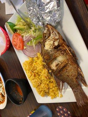 Pescado frito con arroz y ensalada