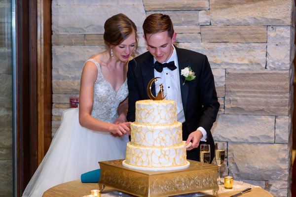 We loved our wedding cake from Cakes Amore! All our expectations for delivery, appearance, and taste were exceeded! (Oct 2017)