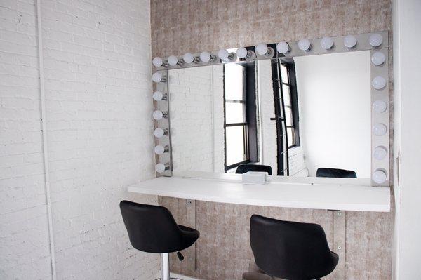 Professionally built Hollywood mirror for your Hair and Makeup Team #thisiswaverly