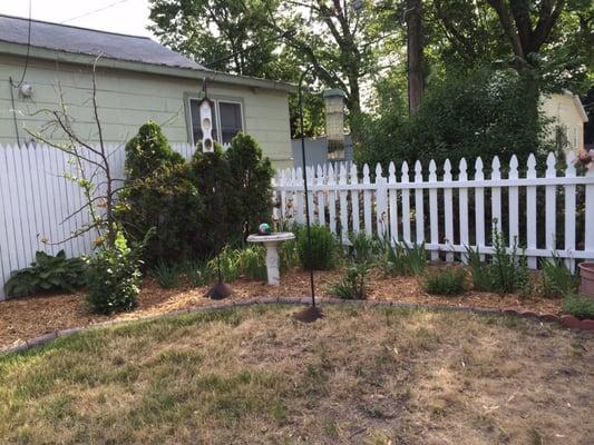 The garden near the front of the house-looks charming on the photo. It's weeded and mulched.