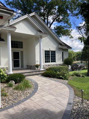 A paver driveway with a stoop overlay done in Prior Lake in 2022.