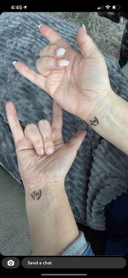 Love this mom and daughter matching tattoos.