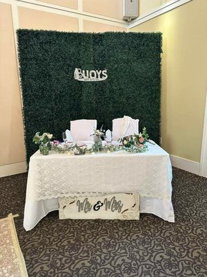 Boxwood Backdrop at couples table