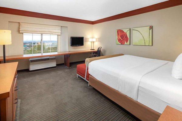 La Quinta Inn & Suites By Wyndham Atlanta Ballpark/Galleria