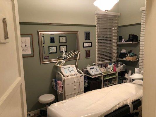 Room 1 of 3 in the Zap! Electrolysis Office. Another Platinum and an SX-500 in this treatment room.