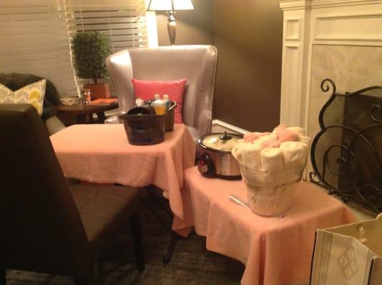 When we come to your home we do a lovely set up that includes fresh hot towels, tables, and a large selection of polish.