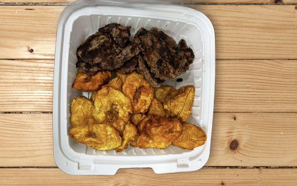 Tostones con Carne asada