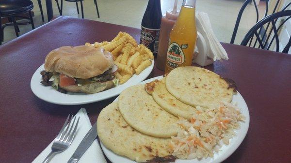 Pupusas de queso y Torta de Steak