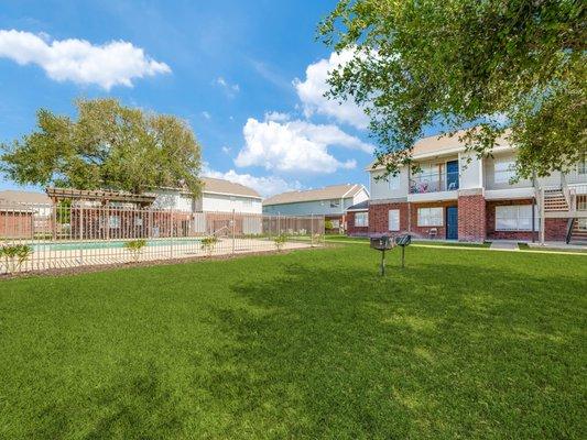 Community green spaces with bbq grills at Mockingbird Lane Plaza Affordable Apartments in Victoria TX