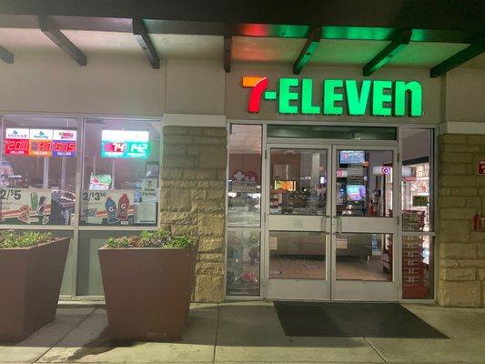 A "Closed" 7-Eleven