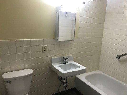 Standard 1 Bedroom  bathroom