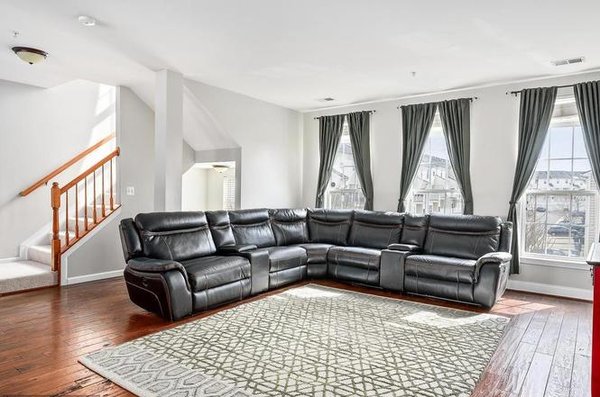 Dark green walls from the living room covered!